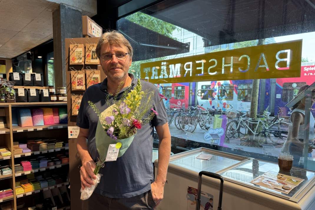 Der neue bionetz.ch-Präsident mit Blumenstrauss im BachserMärt Kalkbreite