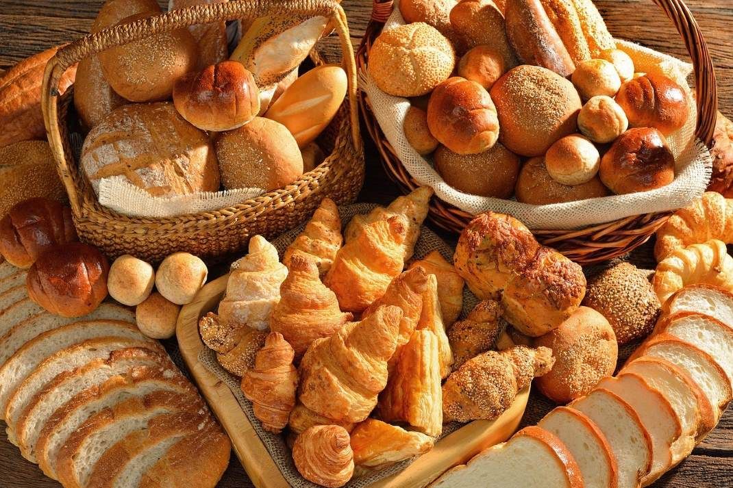 Diverses Frühstücksgebäck in Körben