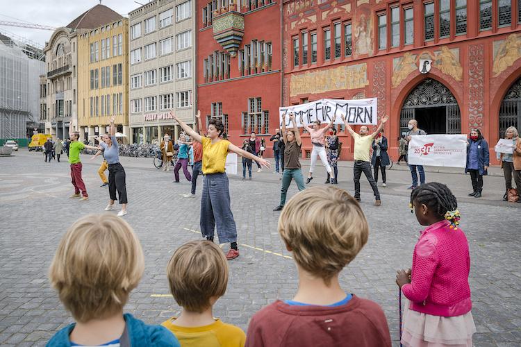 Die Klimaschutzinoitiative Basel wird mit Theater eingereicht