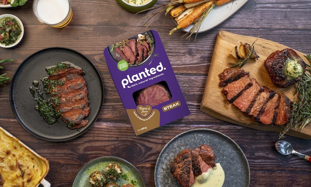Eine planted Steak Verpackung auf einem Tisch