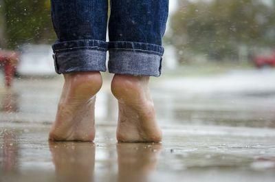 barefoot 1835661 1280
