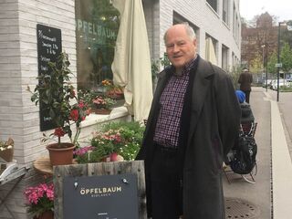 Hanspeter Bueler vor dem Oepfelladen in