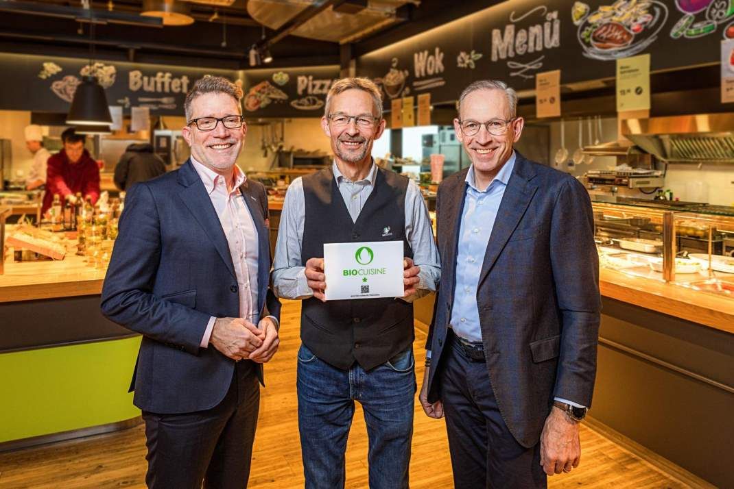 Philipp Wyss, Urs Brändli und Kaspar Wittwer mit einem Bio Cuisine-Schild